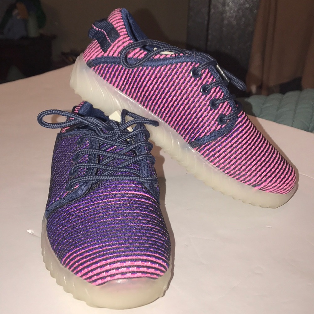 Girls sneakers; bottoms light up